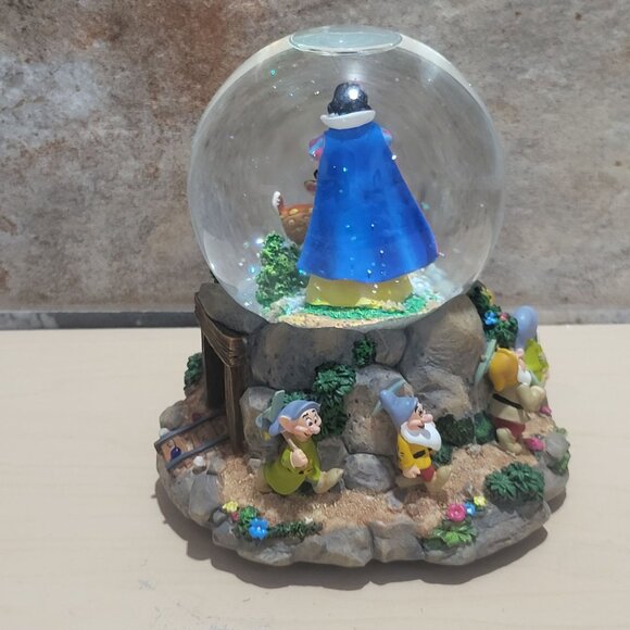 Hallmark Musical Snow Globe Disney's Snow White and the Seven Dwarfs 1990 - Picture 4 of 13